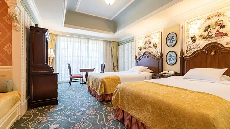 클래식한 분위기와 디즈니 캐릭터 아트웍이 조화된 도쿄 디즈니랜드 호텔 객실 내부