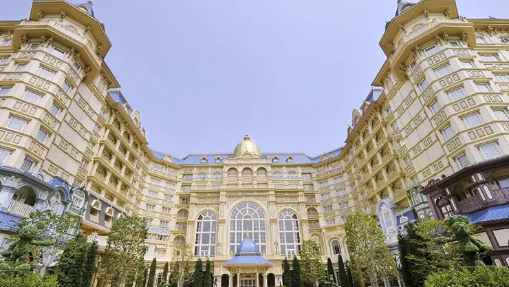 화려한 샹들리에와 돔 지붕이 돋보이는 도쿄 디즈니랜드 호텔의 중정 건축 양식