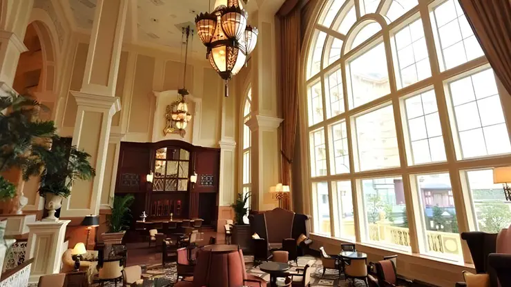 도쿄 디즈니랜드 호텔 솔직 후기: 1박 80만원 가치와 해피엔트리 꿀팁 5 높은 층고와 대형 통창으로 채광이 좋은 도쿄 디즈니랜드 호텔 로비 라운지 공간