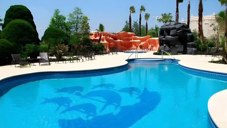 피터팬 후크 선장의 해골 바위와 악어 장식이 있는 도쿄 디즈니랜드 호텔 야외 수영장