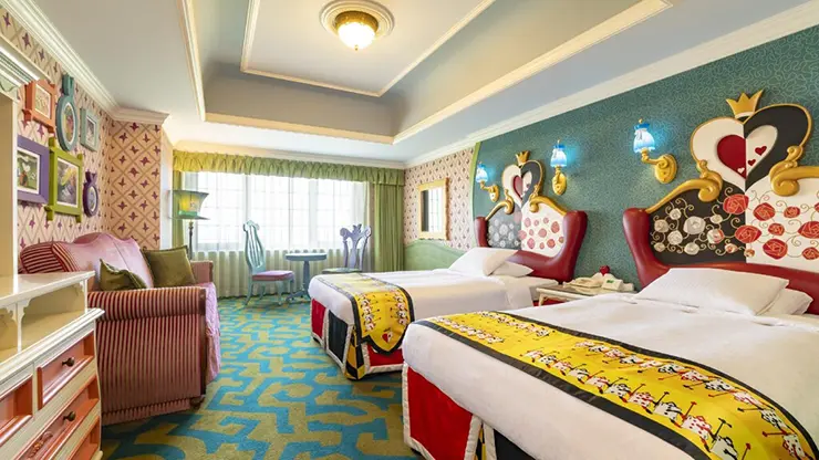 이상한 나라의 앨리스 테마로 꾸며진 도쿄 디즈니랜드 호텔 캐릭터 객실 내부와 침대