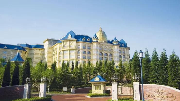 도쿄 디즈니랜드 호텔 솔직 후기: 1박 80만원 가치와 해피엔트리 꿀팁 1 도쿄 디즈니랜드 호텔의 웅장한 빅토리아 양식 외관과 정원 전경