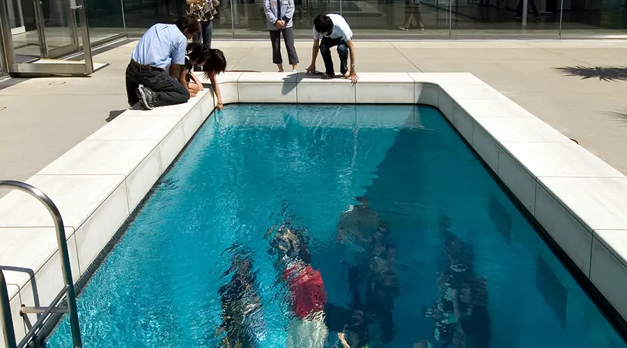 물 속에 사람이 서 있는 듯한 착시 효과를 주는 21세기 미술관 수영장 작품