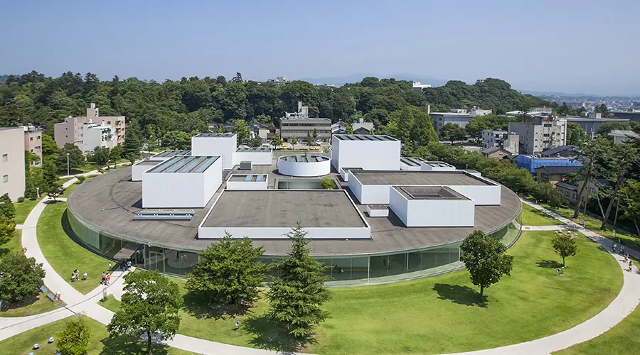 원형 유리 건물로 유명한 가나자와 21세기 미술관의 현대적인 외관