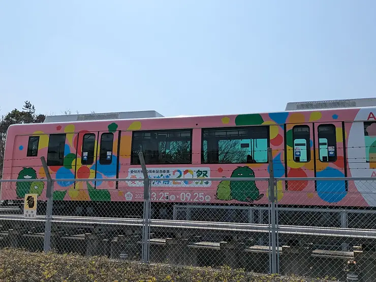 지브리 파크 래핑이 된 귀여운 리니모 자기부상열차