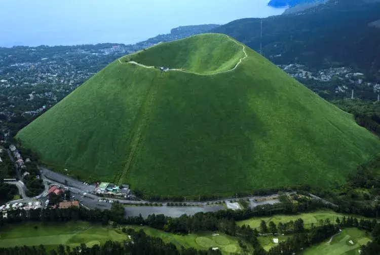 애니메이션 너의 이름은 분화구 모티브가 된 오무로산의 독특한 풍경