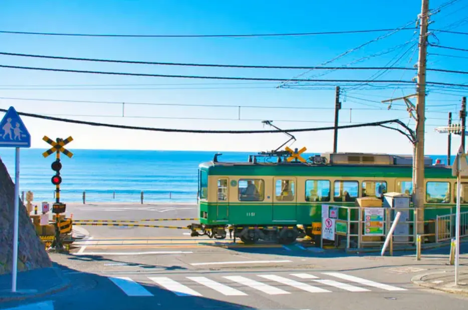 가마쿠라의 해안가를 달리는 초록색 전차 에노덴