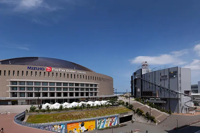 후쿠오카 페이페이돔 바로 옆에 위치한 화려한 BOSS E-ZO 건물 외관