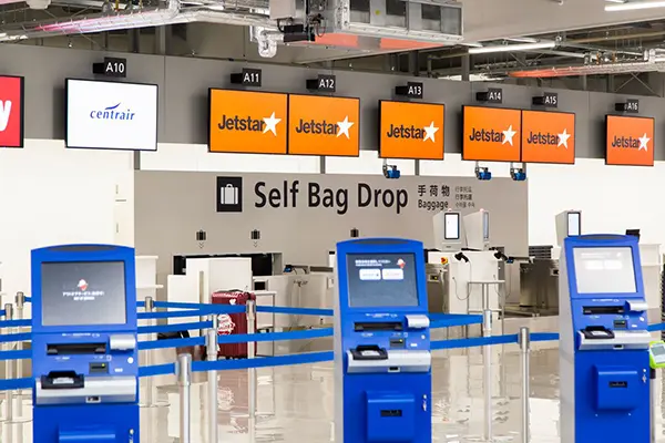나고야 공항 출국층에 위치한 셀프 체크인 키오스크와 체크인 카운터 구역
