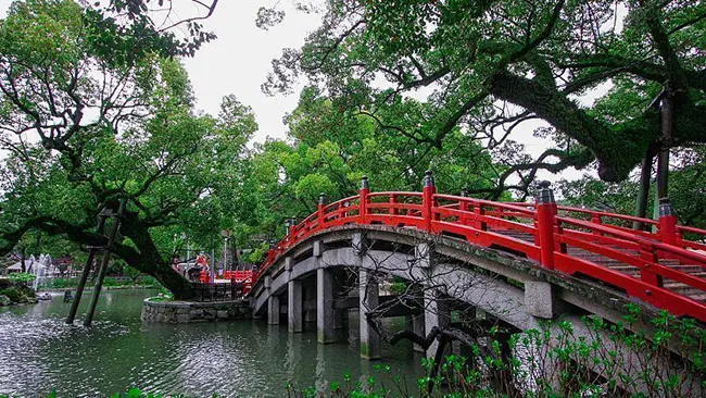 다자이후 텐만구의 상징인 붉은색 타이코바시 다리와 연못 풍경