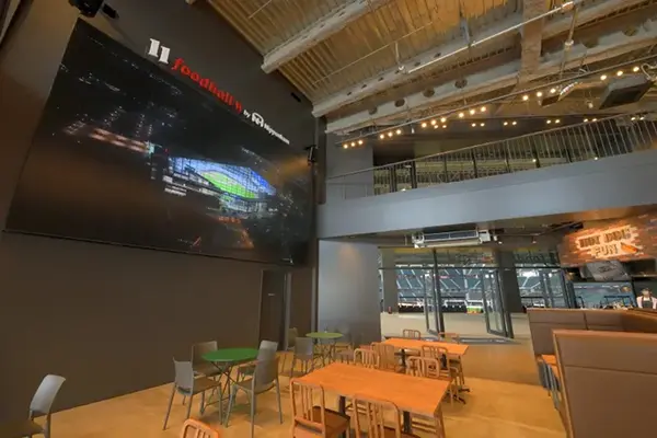 홋카이도의 신선한 식재료를 활용한 다양한 메뉴가 있는 푸드홀 전경