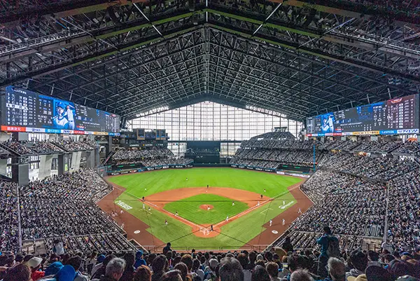 거대한 유리 외벽과 개폐식 지붕이 돋보이는 에스콘 필드 홋카이도 전경