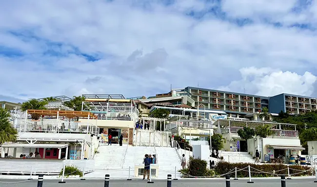 두툼한 패티가 일품인 우미카지테라스 플러드 팜 버거