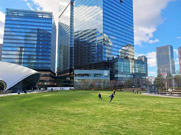 공중 정원 같은 분위기를 연출하는 보행자 전용 고가 데크의 모습