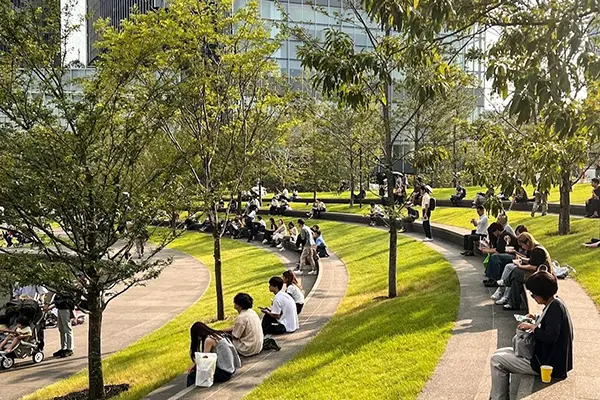 세련된 화이트 톤의 곡선미가 돋보이는 그랜드 그린 오사카 사우스 빌딩의 외관