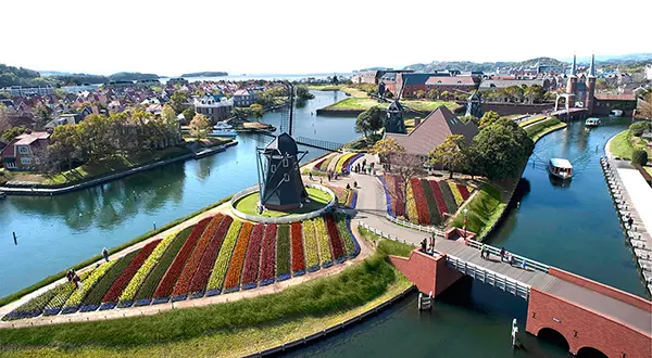 풍차와 운하가 조화롭게 어우러진 하우스텐보스의 네덜란드풍 전경