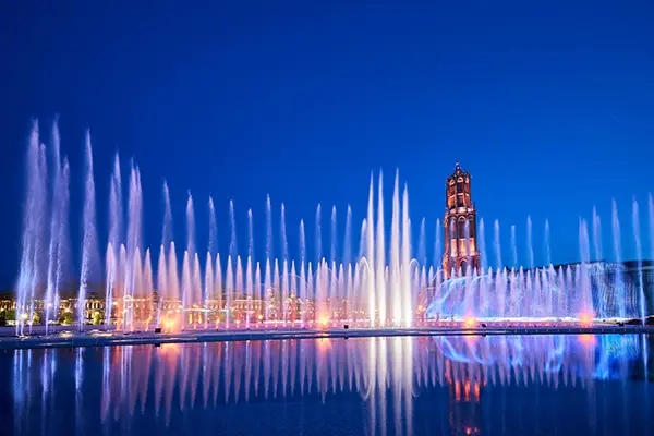 화려한 전구 장식과 음악 분수가 어우러진 하우스텐보스의 야경