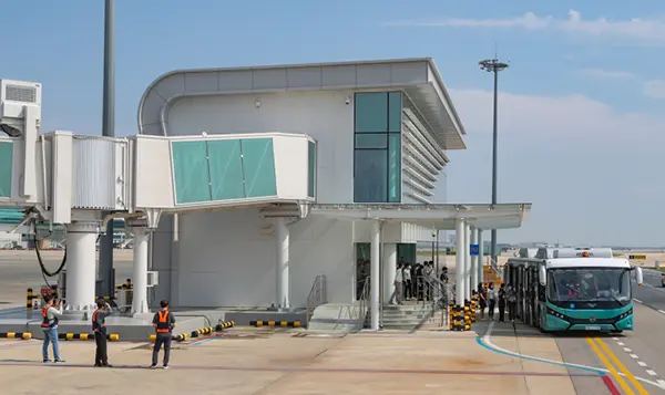 인천공항 탑승동 게이트에서 나고야행 출발을 기다리는 저비용 항공기들