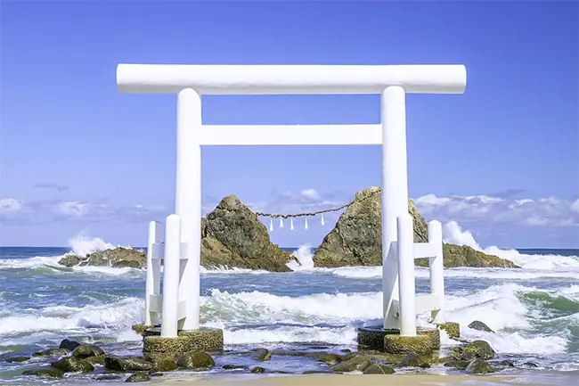 이토시마 사쿠라이 후타미가우라의 상징인 하얀 도리이와 바다 위의 부부바위 전경