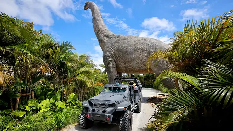 지프차를 타고 이동하며 리얼한 공룡을 만나는 다이노소어 사파리 투어