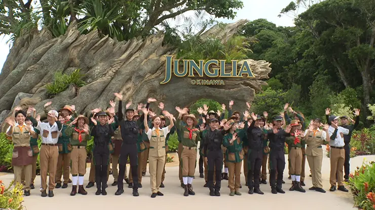 설렘 가득한 정글리아 오키나와 입구 게이트와 입장하는 여행객들