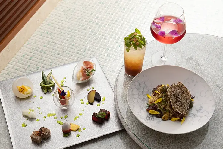 열대 분위기의 레스토랑 내부와 정글리아만의 먹음직스러운 음식들