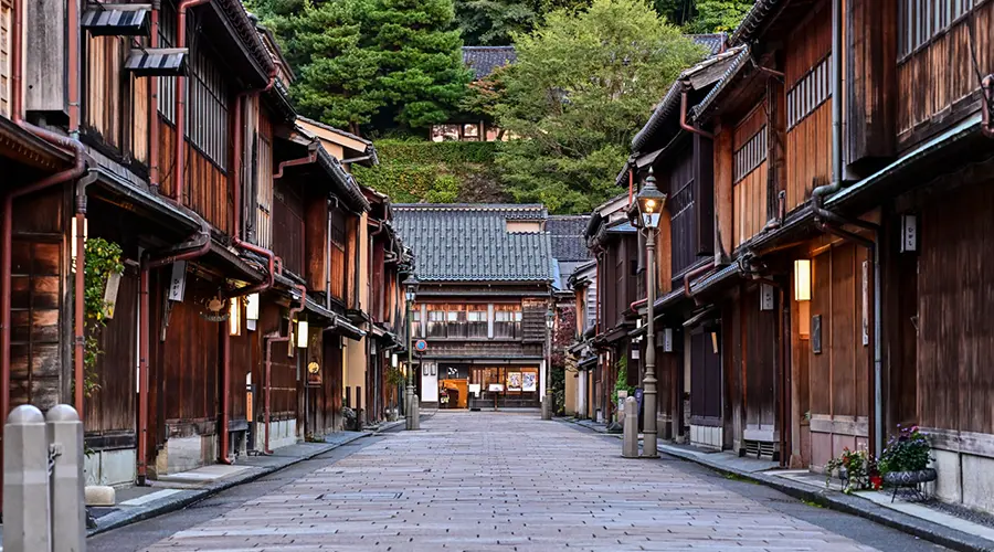 전통 가옥과 현대적인 거리가 조화를 이루는 가나자와의 아름다운 도시 풍경