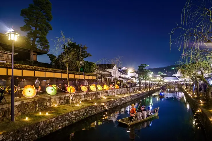 구라시키 미관지구 운하의 낭만적인 야간 조명 풍경