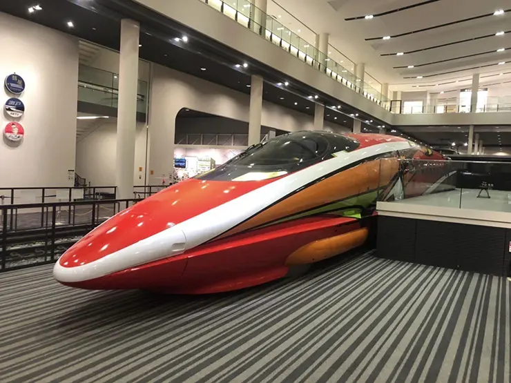 날렵하고 미래지향적인 디자인의 500계 신칸센 전시 모습