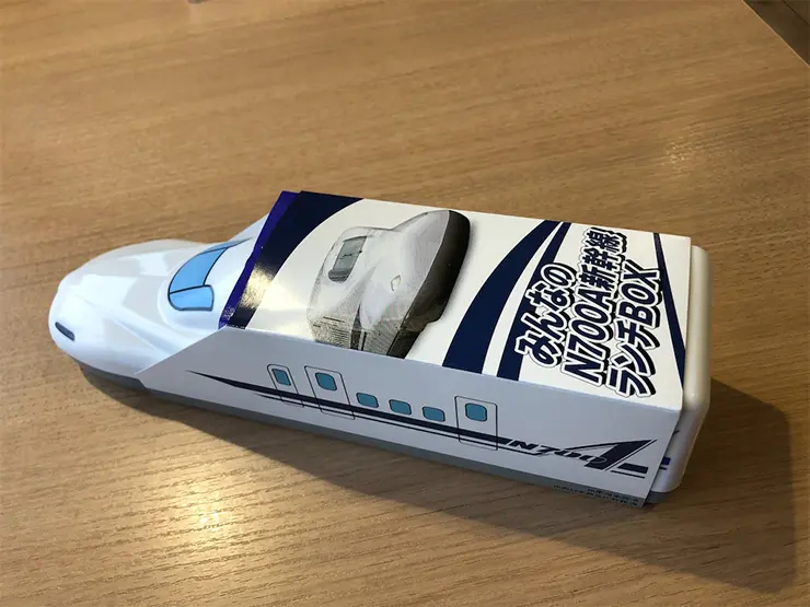 아이들에게 인기 만점인 신칸센 모양의 닥터옐로우 도시락