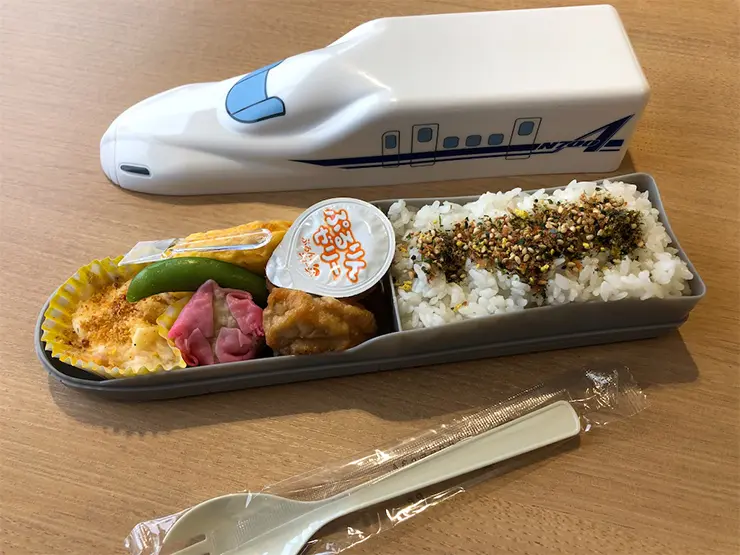 다양한 반찬이 정갈하게 담긴 교토 철도 박물관 한정판 도시락