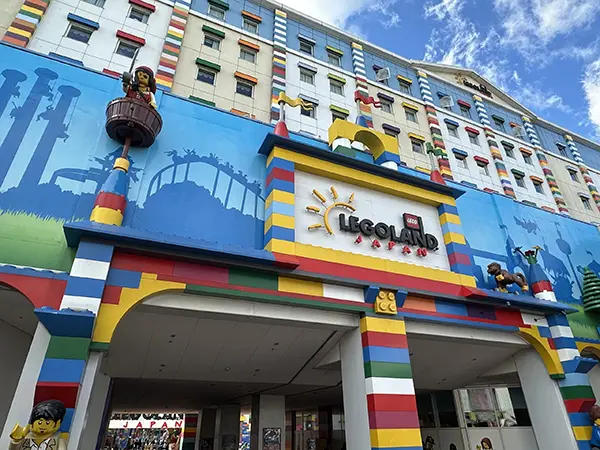 빨강, 노랑, 파랑의 선명한 색감이 돋보이는 레고랜드 재팬의 메인 게이트 풍경