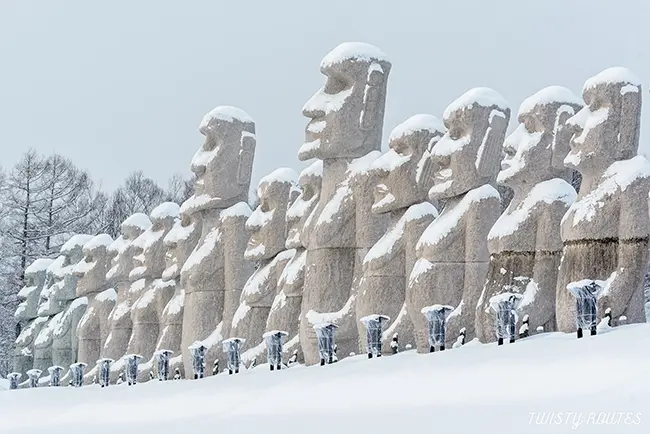 삿포로 외곽 마코마나이 타키노 영원에 세워진 웅장한 모아이 석상들과 눈 덮인 풍경