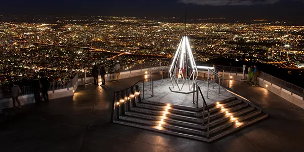 삿포로 야경을 배경으로 빛나고 있는 전망대 행복의 종 포인트