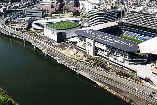 나가사키 도심에 위치한 피스 스타디움과 스타디움 시티 호텔의 웅장한 전경