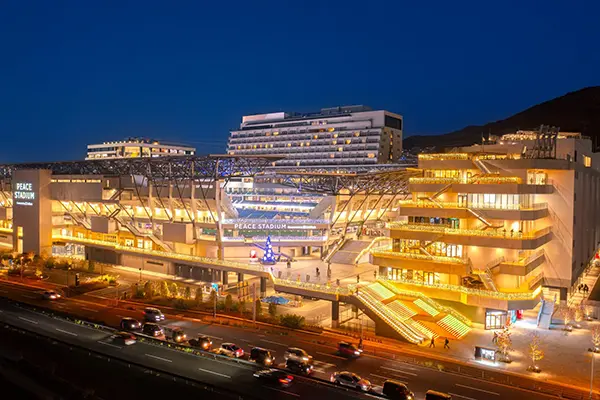 야간 조명이 켜져 몽환적인 분위기를 연출하는 나가사키 스타디움 시티의 야경
