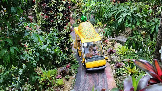 나고 파인애플 파크의 화려한 색감과 캐릭터가 돋보이는 정문 전경