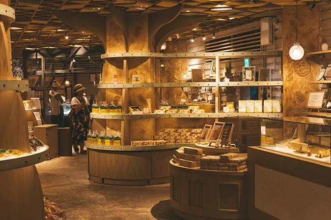 파인애플 식초와 와인 등 다양한 굿즈가 가득한 기념품 샵 전경