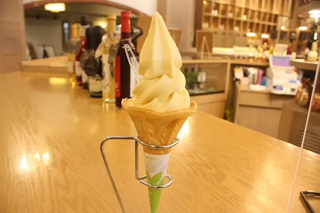 상큼한 파인애플 소프트 아이스크림과 신선한 조각 과일