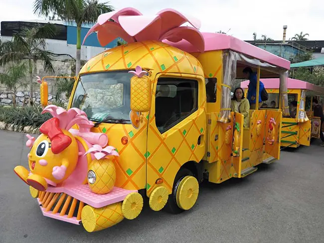 주차장에서 매표소로 이동하는 파인애플 모양의 셔틀 기차