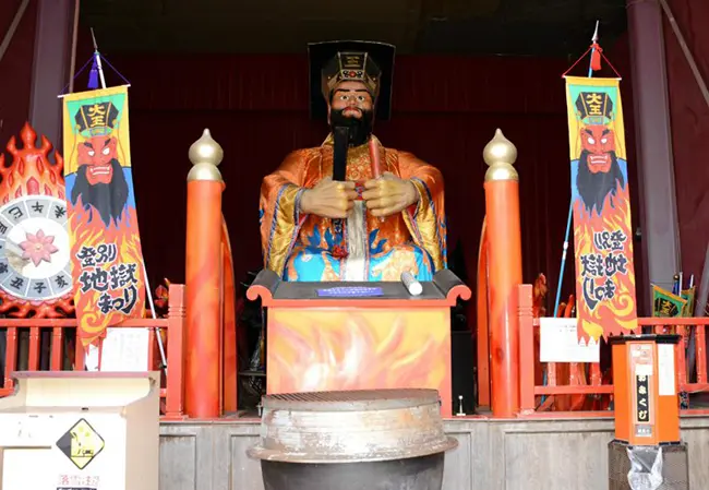 노보리베츠 온천 마을의 명물인 염라대왕 사원 엔마도 내부 전경