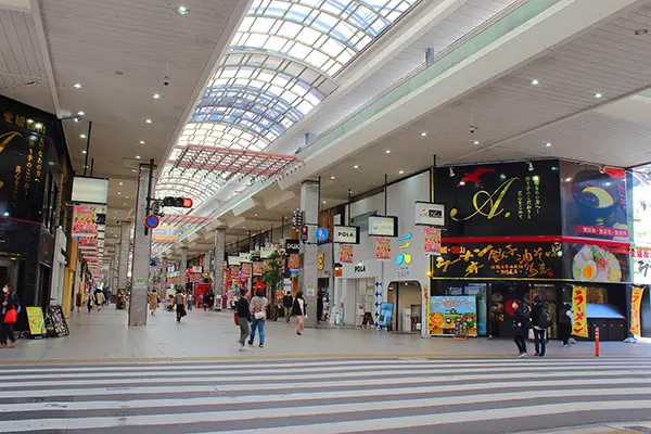 쇼핑몰과 호텔들이 밀집한 마쓰야마 최대 번화가 오카이도 입구