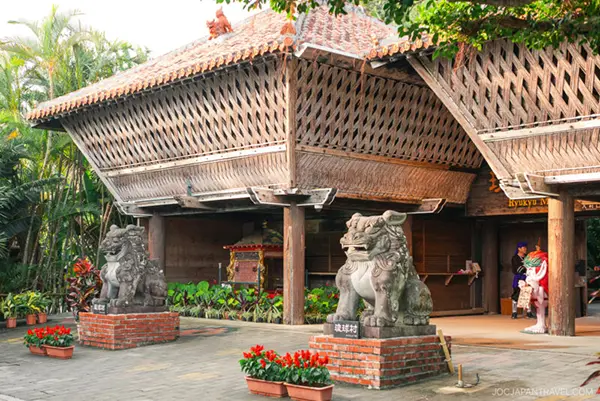 세월의 흔적이 묻어나는 나무 기둥과 다다미방 풍경