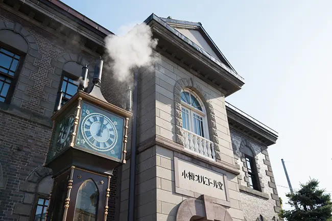 오타루 오르골당 앞의 증기 시계와 건물 외관