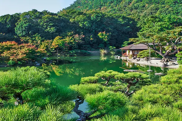 다카마쓰의 상징이자 특별 명승지로 지정된 리츠린 공원의 평화로운 풍경