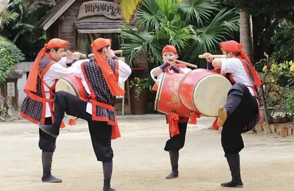 역동적인 북 연주를 펼치는 에이사 공연팀의 모습