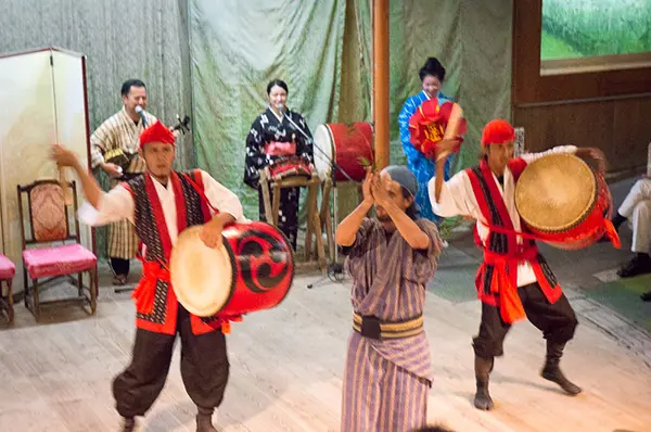 화려한 의상을 입고 전통 춤을 추는 류큐무라 공연단