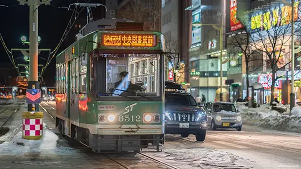 삿포로 도심을 달리는 감성적인 노면전차 트램의 모습