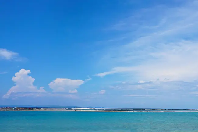 테라스 아래쪽에 위치한 한적하고 평화로운 세나가 비치의 파도 소리