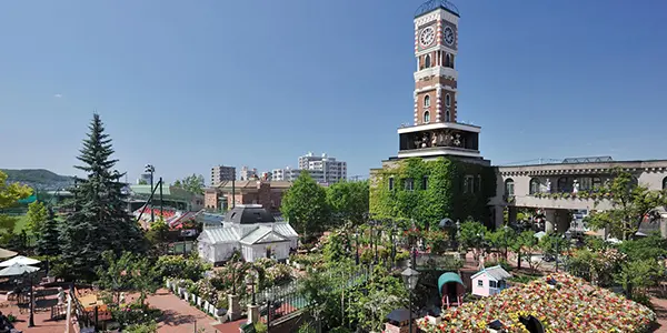 중세 유럽의 성을 연상시키는 시로이 코이비토 파크의 외관과 시계탑 전경